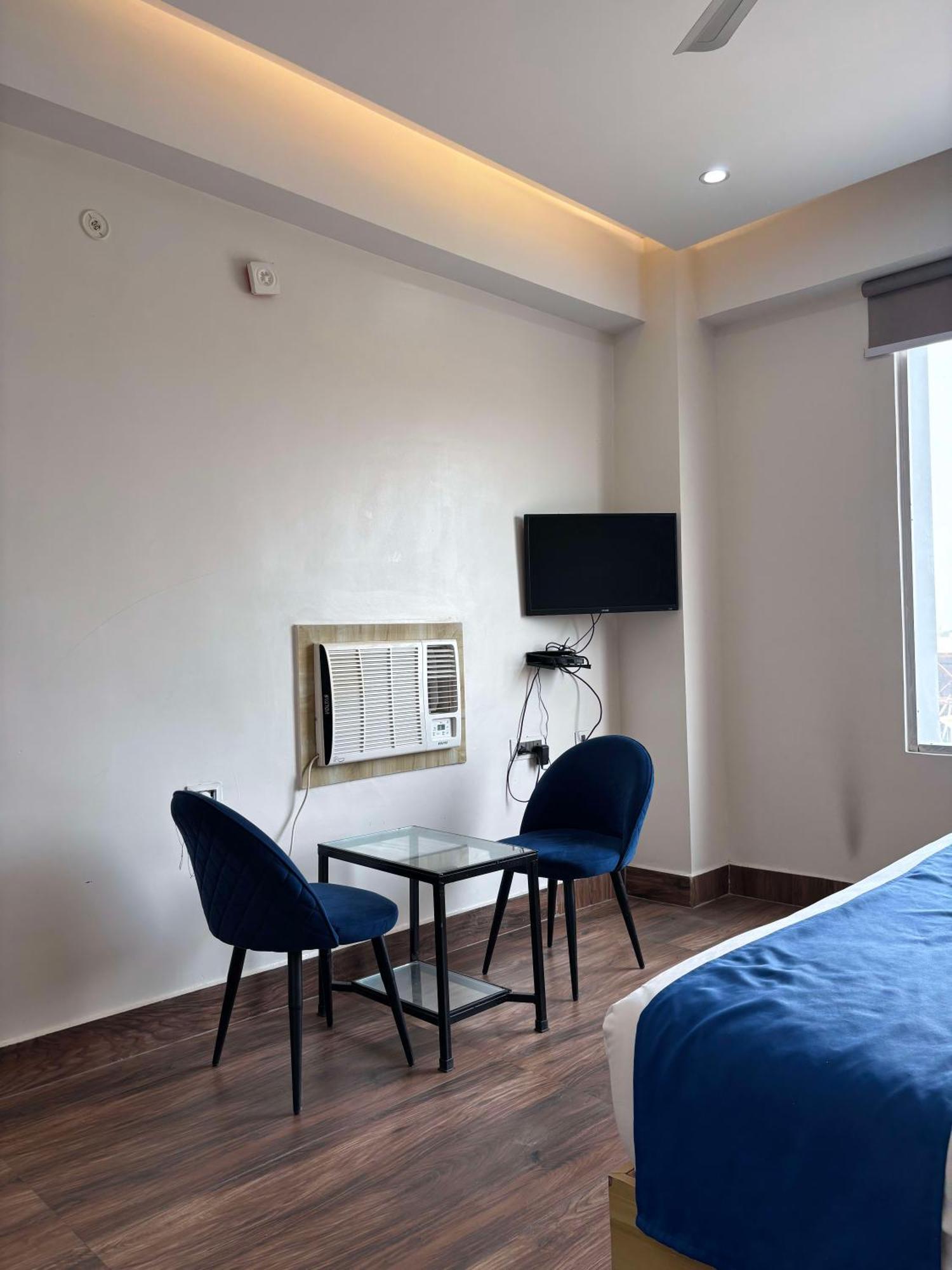 Dolphin Club Hotel Chinhat Eksteriør billede