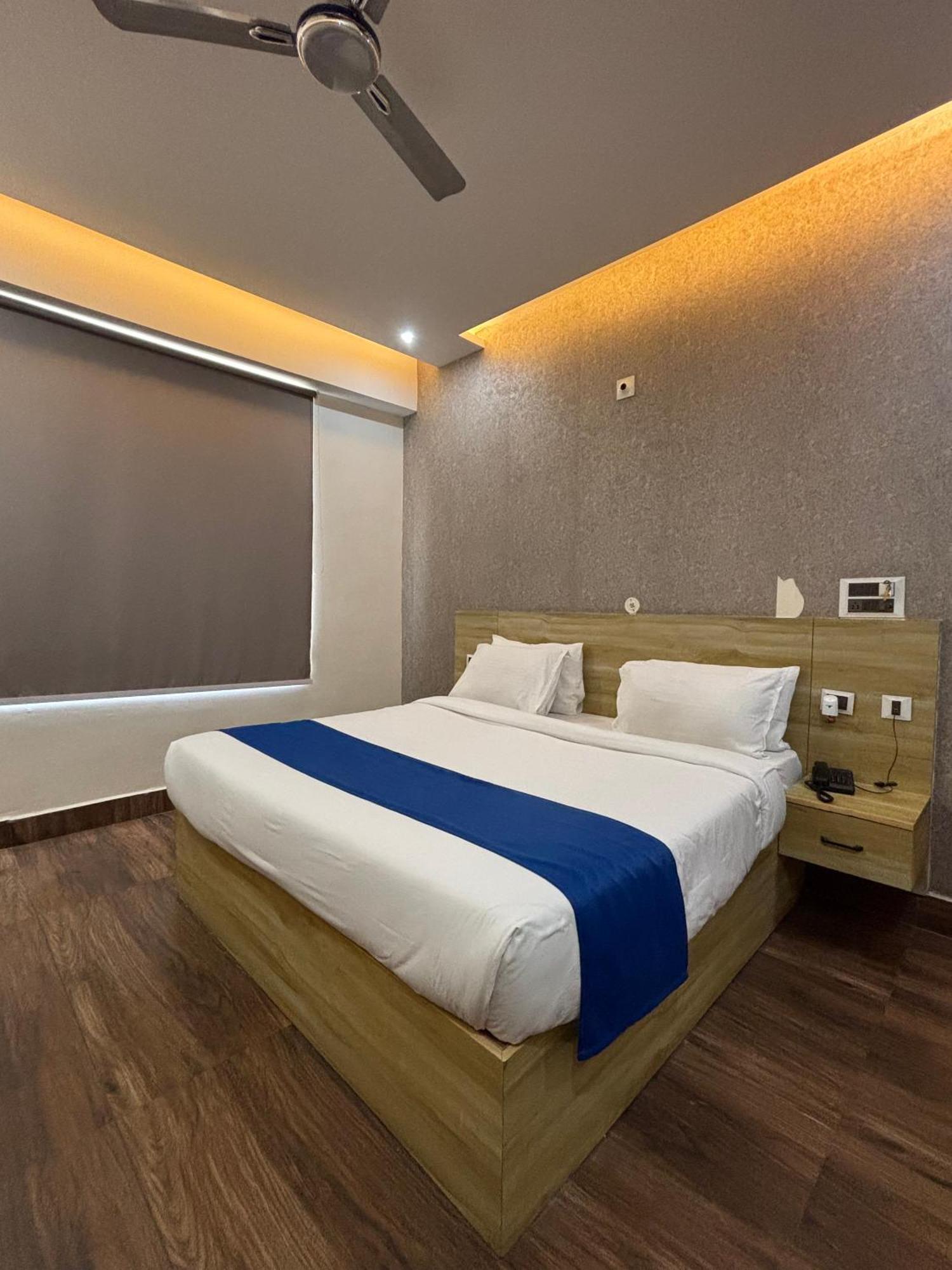 Dolphin Club Hotel Chinhat Eksteriør billede